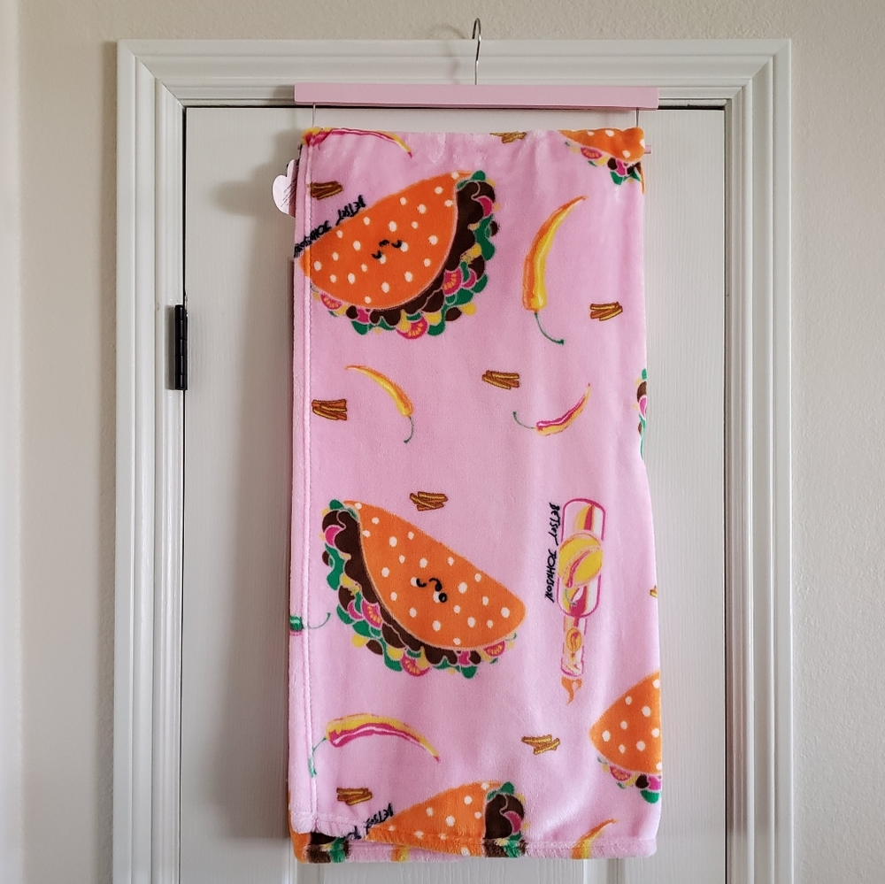 Betsey Johnson Taco, Chili & Hot Sauce Pink Throw Blanket 50x60 NWT - Picture 2 of 11